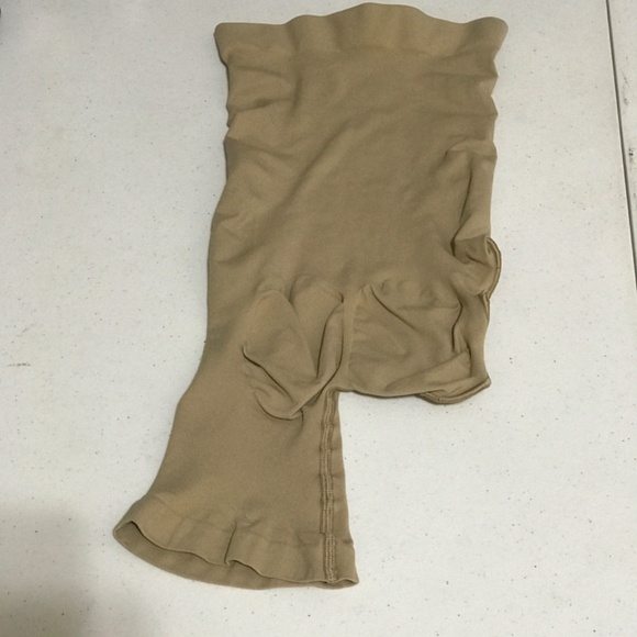 SKIMS Seamless Sculpt Solution Short Right Leg Exposed Shapewear - Picture 2 of 5